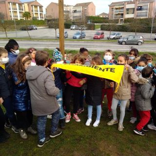 Oggi in via Madre Teresa di Calcutta i bimbi hanno partecipato alla messa a dimora di nuovi alberi