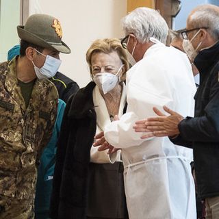 Il generale Francesco Paolo Figliuolo nella fondazione albese accolto da Maria Franca Ferrero (Fotoservizio di Barbara Guazzone)
