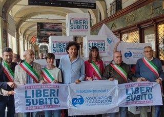 Fine vita, un passo verso la legge regionale: consegnate 11 mila firme dall'associazione Luca Coscioni [FOTO]
