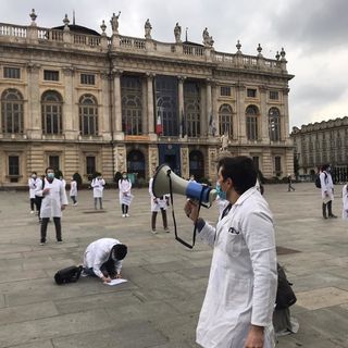 Scende in piazza la rabbia dei medici specializzandi: “Siamo lavoratori solo quando bisogna coprire i turni, pretendiamo rispetto” [FOTO e VIDEO]
