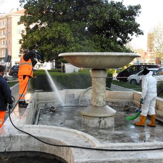 Gli operatori di Asp al lavoro per la riattivazione della fontana di piazza Marconi