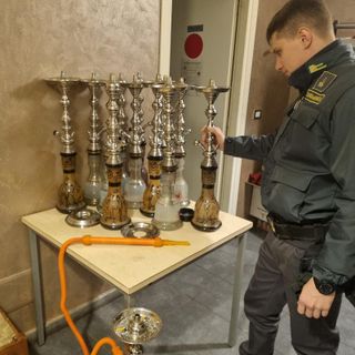 La Guardia di Finanza di Asti sequestra 9 kg di melassa per narghilè in due locali