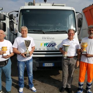 Da dx: il vincitore della guida dei camion Rinaldo Bussolino, alla sua sinistra Claudio Vercelli, vincitore bowling, alla sua sinistra il presidente del CRAL, Piero Amerio e Bussolino Cesare