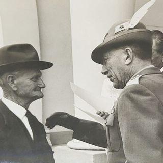 Conferimento cavalierato di Vittorio Veneto ad un reduce da parte del generale Reisoli-Mathieu