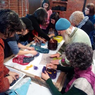 Artigiani al lavoro durante il corso