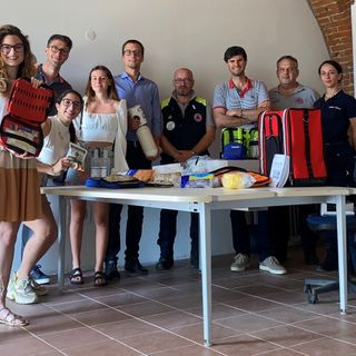 Foto di gruppo post donazione del kit di Pronto Soccorso