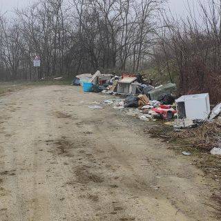 Nell'Astigiano continuano a 'fiorire' le discariche. Al centro del degrado, questa volta la zona tra Castello di Annone e Rocchetta [FOTO]