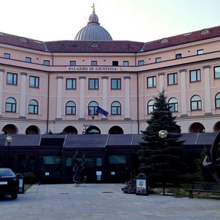 Asti: continua il processo a carico di una moglie accusata di aver picchiato il marito