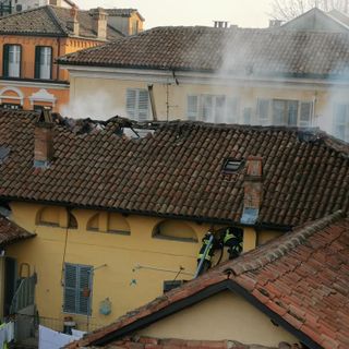 A Canelli incendio tetto all'alba