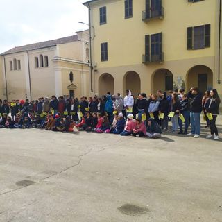 8 marzo: un flash mob degli studenti del Penna di San Damiano per le donne iraniane (FOTO)