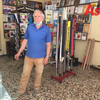 Franco Rabino ritratto nel suo negozio