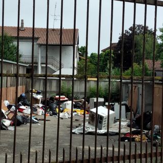 Cumuli di immondizia all'interno di un cancello sul Lungo Tanaro. I residenti protestano