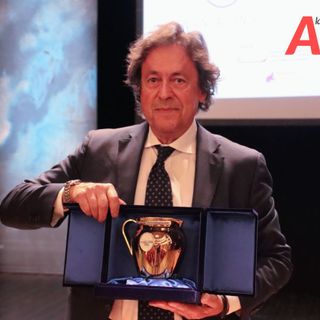 Il presidente della Camera di Commercio Alessandria - Asti Giampaolo Coscia con la grolla che dà il nome alla rassegna (Ph. Merfephoto - Efrem Zanchettin)