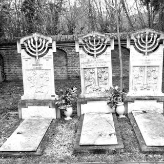 Oggi la Giornata della Memoria ad Asti con momenti, riflessioni, storie e pietre d'inciampo. Medaglie alla memoria di 28 cittadini deportati