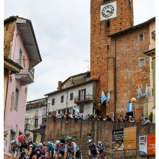 Giorno importante per Montechiaro d'Asti, un bel passaggio del Giro e inaugurazione del comitato palio