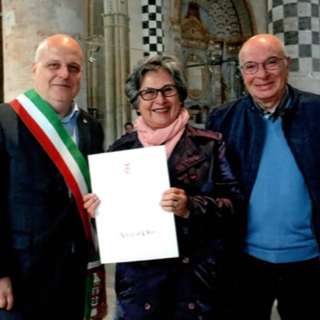 Aniello Mosca con la moglie Maria Luisa, premiati dal sindaco Marello durante la festa per le nozze d’oro organizzata dal Comune di Alba nel maggio 2017