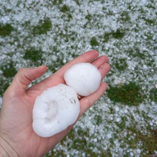 La grandine a Calliano - foto di Rossella da Dati Meteo Asti