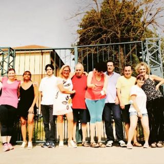 Foto di gruppo con gli ospiti, operatori e il papà volontario