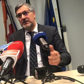 Icardi circondato da microfoni