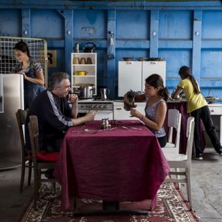 Una delle fotografie del progetto “Rifiutati”: i set fotografici sono stati realizzati al Polo di trattamento rifiuti di Asti riutilizzando esclusivamente oggetti intercettati nei rifiuti