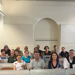 Le tredici guide escursionistiche con il presidente Mario Sacco e i docenti