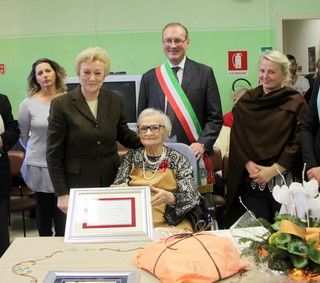 Un immagine dei festeggiamenti organizzati per i 100 anni della signora Briola
