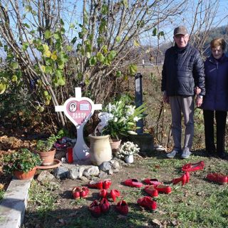 I genitori di Elena e la cugina Patrizia nei pressi del punto in cui sono stati rinvenuti i resti della giovane mamma