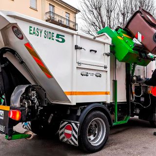 Un operatore Asp impegnato nella raccolta rifiuti