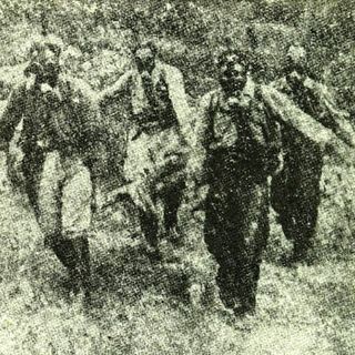 Immagine d'epoca che testimonia il recupero di salme dalle foibe