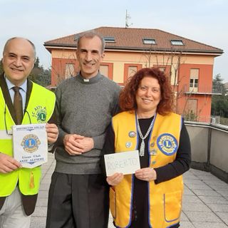 La presidente del Lions Club Asti Alfieri, dottoressa Roberta Pistone, e il cerimoniere Giovanni Boccia insieme a don Roberto, direttore dell'Opera Salesiana di Asti, che riceve parte dell'incasso finalizzate alle attività dell'oratorio