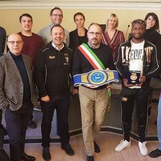 Asti, consegnato il sigillo della Città al campione italiano dei pesi medi di boxe