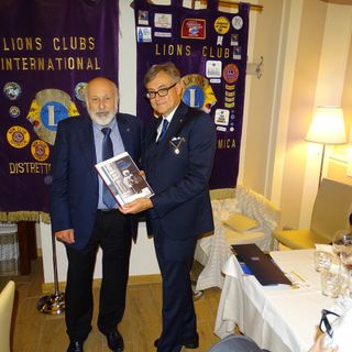 Un immagine della visita del Governatore del Distretto 108la3 Erminio Ribet, qui ritratto con il presidente Giancarlo Boglietti (foto tratta dalla pagina Facebook del Club)