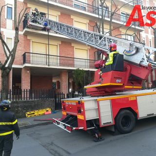 Intervento dei vigili del fuoco a supporto del 118 per soccorrere una paziente in sovrappeso