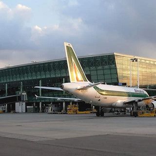 Fermato all'aeroporto di Caselle con un vero tesoro nelle tasche: 50enne astigiano nei guai