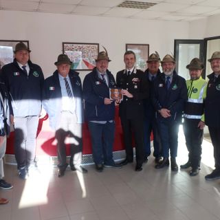 Gli Alpini astigiani in visita  al Comando dei Carabinieri