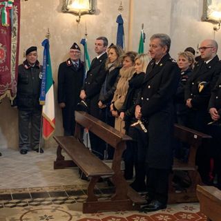 Nella foto, da sinistra a destra: il ten. col. Breda, la vice presidente Baino, la vedova, la figlia Lucrezia e il generale Iacobell. Alle spalle di quest'ultimo, il comandante della Compagnia di Canelli, cap. Alessandro Caprio