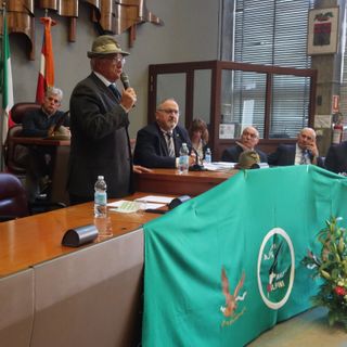 Giancarlo Bosetti Consigliere Nazionale dell’ANA, durante il suo intervento dal tavolo della presidenza dell’assemblea.