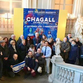 Foto di gruppo per i visitatori dell'associazione Italia-Israele. Al centro il sindaco Rasero e il consigliere comunale Candelaresi, sulla sinistra il direttore della Fondazione Asti Musei Filippo Ghisi