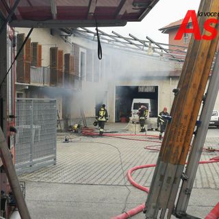 Asti: vigili del fuoco impegnati nel contenimento di un incendio in via Scotti (zona corso Savona)