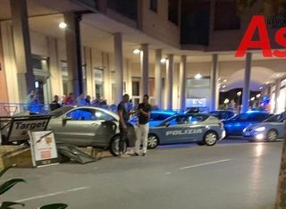 Era ubriaco l’autista della potente Mercedes che sabato notte ha divelto dei cartelloni pubblicitari Era ubriaco l’autista della potente Mercedes che sabato notte ha divelto dei cartelloni pubblicitari