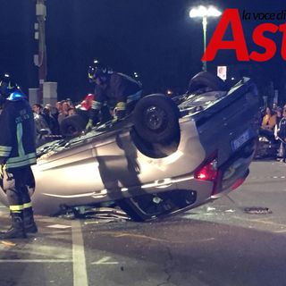 Utilitaria si ribalta in piazza Campo del Palio dopo un violento urto con un’altra auto