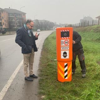 Il sindaco Rasero di fronte ad uno dei velox installati in via Cuneo