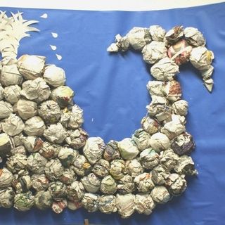 Una curiosa balena di carta riciclata regalata dai bambini al Museo dei fossili