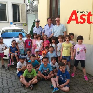 I bimbi con gli agenti della Municipale e, primo da destra, il sindaco Cavallero