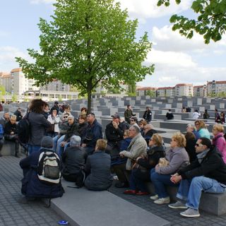 Astigiani al Memoriale dell'Olocausto di Berlino durante un viaggio della memoria organizzato dall'Israt