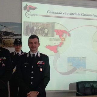 Il maggiore Repetto (a sinistra) e il tenente colonnello Breda ritratti a margine della conferenza stampa