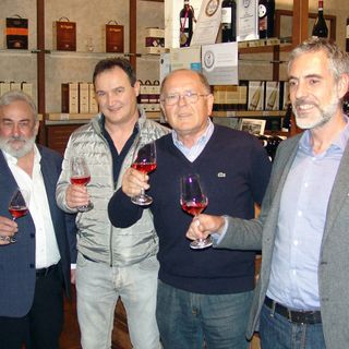 Brindisi al termine della conferenza stampa di presentazione