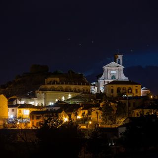 Un panorama notturno del paese - foto di Beppe Cantarelli, come tutte le altre pubblicate a corredo di questo articolo