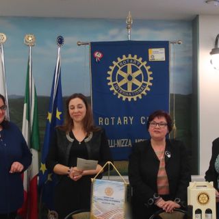 Nella foto, da sinistra: Elisa Chechiele, la presidente dell’R.C. Canelli-Nizza Monferrato Stefania Delsanto, la dottoressa Antonella Giannone e la socia Alessandra Terzolo
