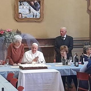 Carla Rabezzana spegne le candeline sulla torta realizzata dai ragazzi dell'Afp Colline astigiane di Agliano Terme